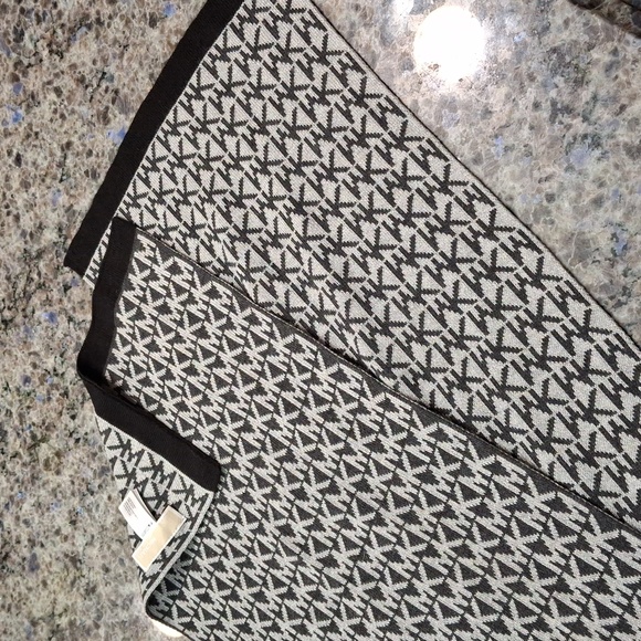 "MICHAEL KORS" ONE SIZE, 64in. Long, "MK" LOGO, GRAY AND BLACK, NWOT SCARF. - Picture 8 of 10